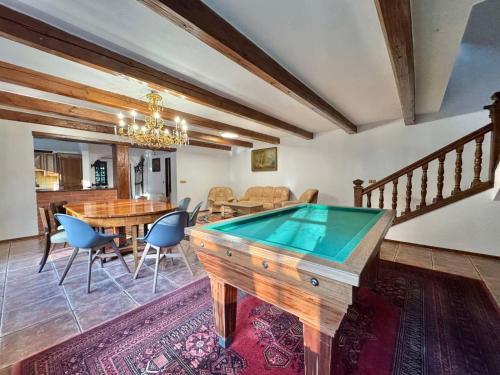 Resort U Jelena في كريفوكلات: غرفة معيشة مع طاولة بلياردو وغرفة طعام