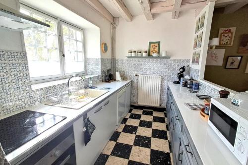 Η κουζίνα ή μικρή κουζίνα στο La petite Maison de Cuzion