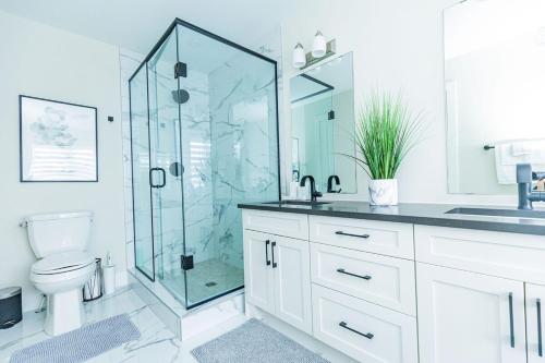 Et badeværelse på Sauna, Hot Tub & Heated Pool Blue Mountain Getaway