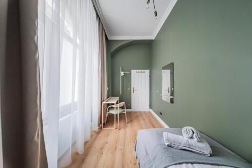 een slaapkamer met een bed en een bureau erin bij HOME1 - Belvedere Boutique Hostel in Wenen