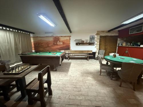 een grote kamer met een pooltafel en tafels bij Villa Canolle Istria in Vodnjan