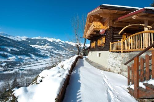 Nespecifikovaný výhled na hory nebo výhled na hory při pohledu z prázdninového domu