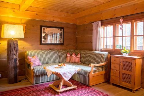 uma sala de estar com um sofá e uma mesa em Kuschelhütte em Neukirchen