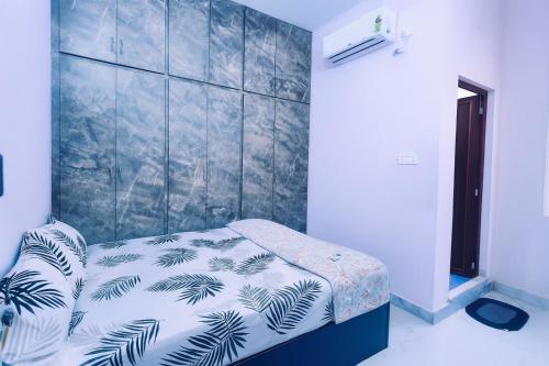 Кровать или кровати в номере Brand New 2bhk Spacious and stylish AC apartments in Tirupati with modern amenities and kitchen near bus stand and railway station, easy access to all local Temples