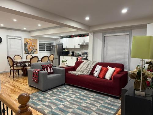 Гостиная зона в Family Stay Near Niagara Falls