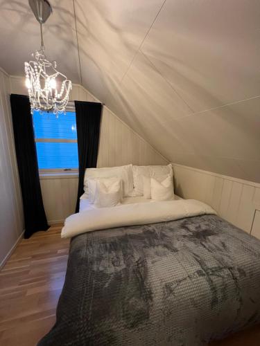 Røstad Apartment - with Kitchen and Free Parking في تروندهايم: غرفة نوم بسرير في خيمة مع ثريا