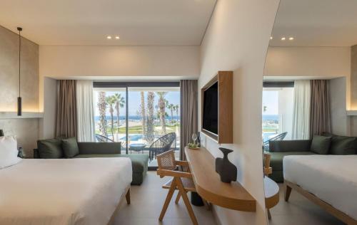 Кровать или кровати в номере Paphos Hills Resort & Spa by Brown Hotels