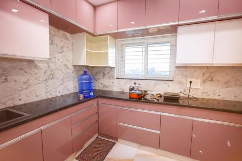Кухня или мини-кухня в Brand New 2bhk Spacious and stylish AC apartments in Tirupati with modern amenities and kitchen near bus stand and railway station, easy access to all local Temples
