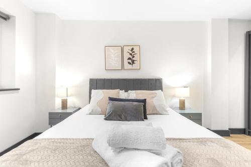 Ένα ή περισσότερα κρεβάτια σε δωμάτιο στο Luxurious Modern 2 Bedroom Apartment with Terrace