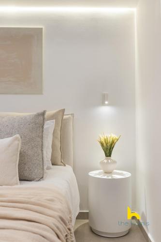 Chic Studio Fireplace & Projector Near Acropolis!