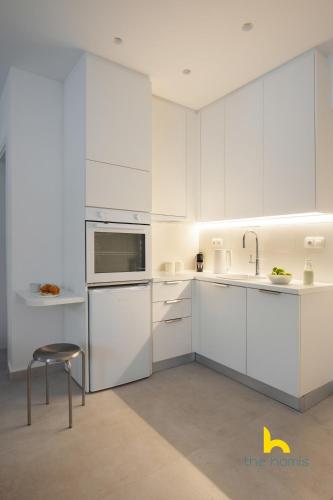 Chic Studio Fireplace & Projector Near Acropolis!