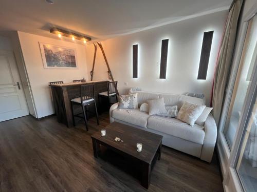 Χώρος καθιστικού στο Incredible 2 rooms, sun terrace view, slope Incroyable appartement, six personnes Tout, pédestre, commerces et piste, Immense terrasse, vue panoramique montagne et pistes