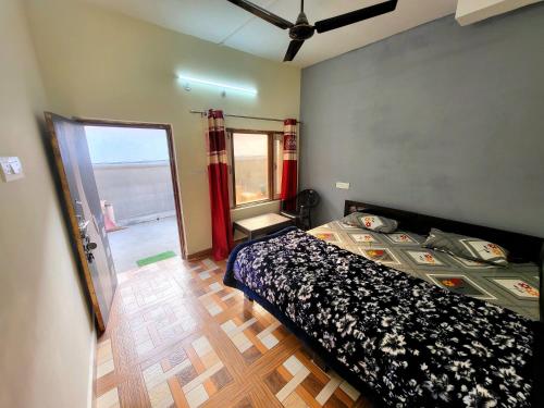 Postel nebo postele na pokoji v ubytování Maharaj Homestay kainchi dham