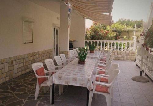 En balkon eller terrasse på Mile Ferienhaus excellent location close to Rab