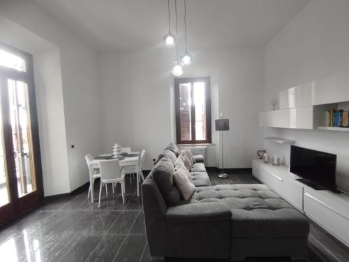 een woonkamer met een bank en een tafel bij Villa Santoni Guest House in Orte