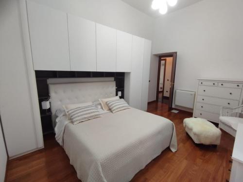 een slaapkamer met een wit bed en een wastafel bij Villa Santoni Guest House in Orte