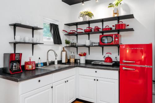 Η κουζίνα ή μικρή κουζίνα στο L Studio Traverse close to downtown and Beach