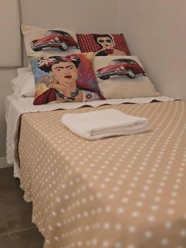 - un lit avec une couette et des oreillers blancs dans l'établissement Camino Santiago Santiago Road, à O Porriño