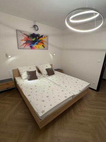 Ένα ή περισσότερα κρεβάτια σε δωμάτιο στο Opole Calm House