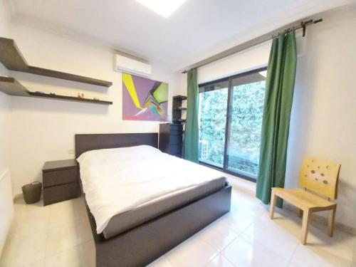 Llit o llits en una habitació de الشيخ عقار