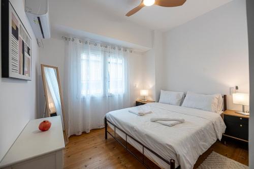 Stylish Keramikos 2BR, Bar Kitchen & Balcony