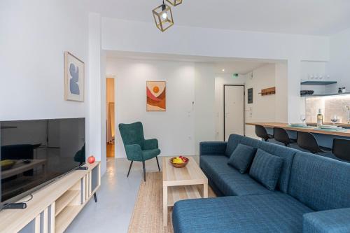 Stylish Keramikos 2BR, Bar Kitchen & Balcony