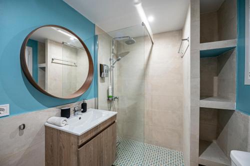Stylish Keramikos 2BR, Bar Kitchen & Balcony