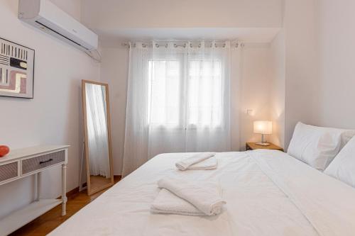 Stylish Keramikos 2BR, Bar Kitchen & Balcony