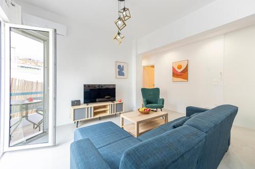Stylish Keramikos 2BR, Bar Kitchen & Balcony