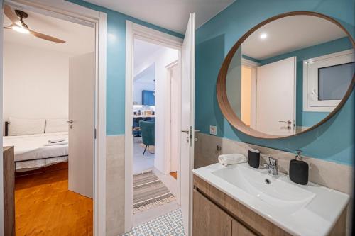 Stylish Keramikos 2BR, Bar Kitchen & Balcony