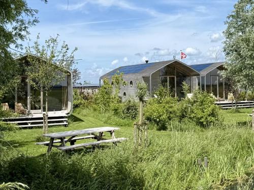 Foto dalla galleria di Centrally located luxury family home with views and garden a Oud-Ade