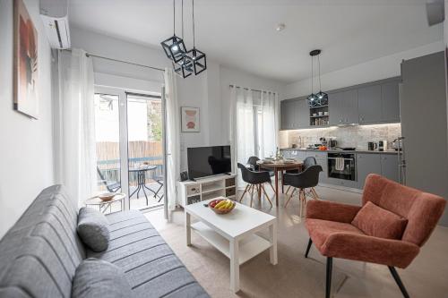 Bright Keramikos 2BR, Wraparound Balcony & Dining