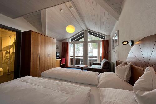 ein Hotelzimmer mit zwei Betten und einem Fenster in der Unterkunft Appartement Désirée inkl der SUPER SOMMER CARD im SOMMER 2025 in Serfaus