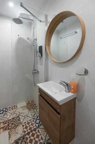 Bright Keramikos 2BR, Wraparound Balcony & Dining