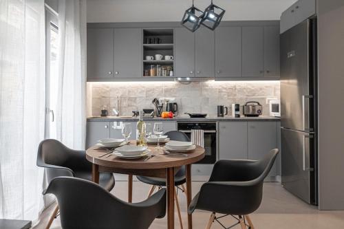 Bright Keramikos 2BR, Wraparound Balcony & Dining