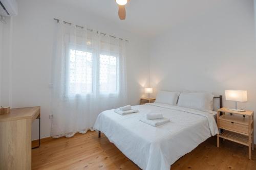 Bright Keramikos 2BR, Wraparound Balcony & Dining