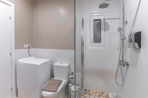 Bright Keramikos 2BR, Wraparound Balcony & Dining