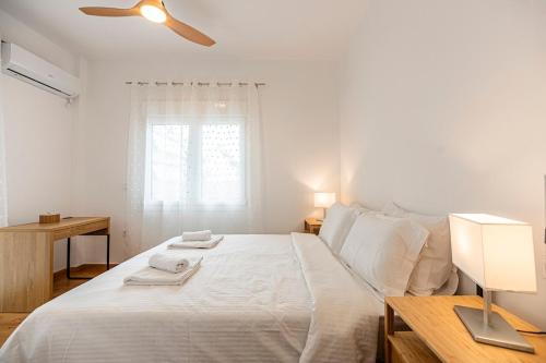 Bright Keramikos 2BR, Wraparound Balcony & Dining