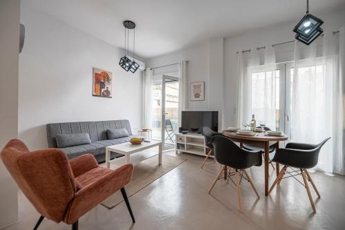 Bright Keramikos 2BR, Wraparound Balcony & Dining
