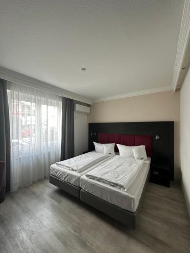 Ένα ή περισσότερα κρεβάτια σε δωμάτιο στο Astralis Hotel Domizil