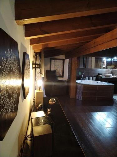 un soggiorno con divano e lavandino di Más Quimera a Gilgarcía