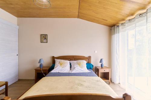 Ένα ή περισσότερα κρεβάτια σε δωμάτιο στο Gite Des 3 Étangs