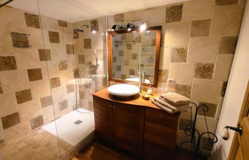een badkamer met een wastafel en een douche bij Townhouse with rooftop in Pernes-les-Fontaines