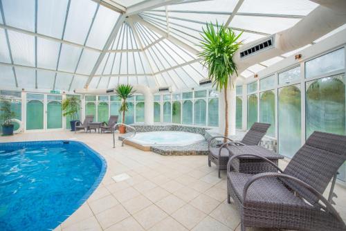 Bazén v ubytování Metropole Hotel and Spa nebo v jeho okolí