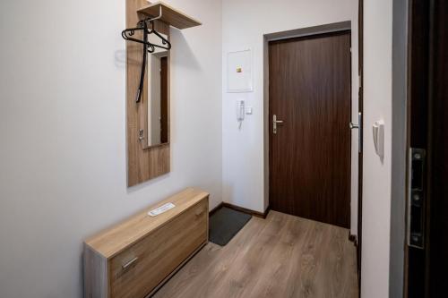 un pasillo con un armario de madera y una puerta en Apartmány Stdaniela, en Bohumín
