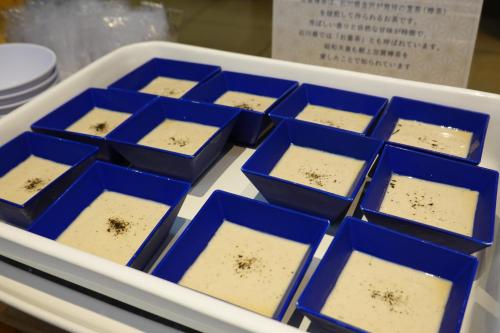 una bandeja blanca llena de bandejas azules llenas de tierra en APA Hotel Kanazawa Chuo, en Kanazawa