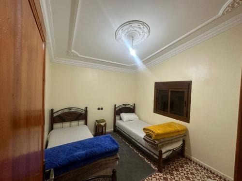 una habitación con dos camas y techo en Auberge panorama, en Kasba des Aït Athmane