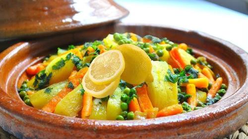 Un tazón de verduras con limón y guisantes en Auberge panorama, en Kasba des Aït Athmane