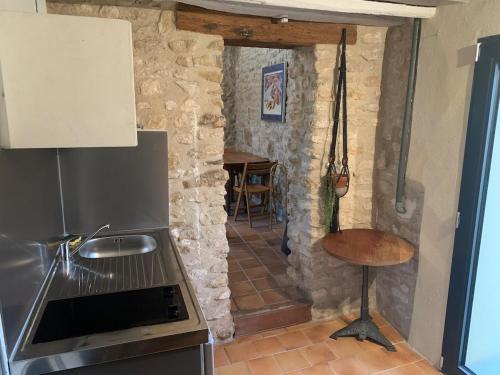 een keuken met een fornuis en een tafel in een kamer bij Domaine de Jarville in Aufferville