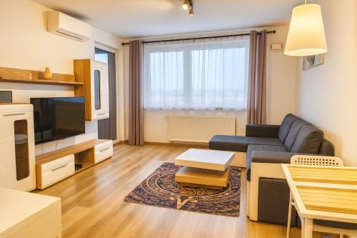 Bright New Build Apartment with Garage, Great View